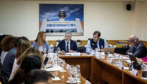 El ministro del Interior, Fernando Grande-Marlaska, durante la reunión del Comité Estatal de Coordinación y Dirección del Plan Estatal de Protección Civil para Emergencias por Incendios Forestales. / © lamoncloa.gob.es. Ministerio de la Presidencia.
