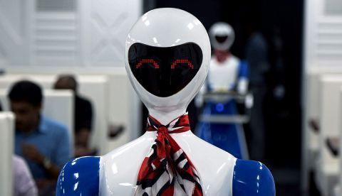 Una robot azafata. Ahora también la inteligencia artificial IA nos puede indicar si haremos buena pareja con otra persona. EFE/EPA/JAGADEESH NV