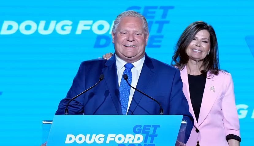 Le premier ministre de l'Ontario, Doug Ford, est rejoint sur scène par sa femme Karla, lors de son discours de victoire, le 2 juin 2022. Il a remporté les élections avec une majorité accrue. La Presse Canadienne/Nathan Denette