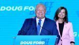 Le premier ministre de l'Ontario, Doug Ford, est rejoint sur scène par sa femme Karla, lors de son discours de victoire, le 2 juin 2022. Il a remporté les élections avec une majorité accrue. La Presse Canadienne/Nathan Denette