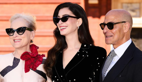 Emily Blunt, Meryl Streep, Anne Hathaway y Stanley Tucci posan en la sesión fotográfica de El diablo viste de Prada 2. Associated Press/Alamy