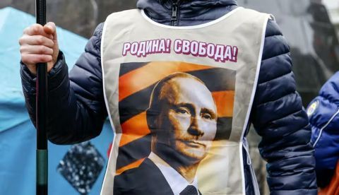 Un manifestante prorruso lleva un chaleco con una representación del presidente ruso Vladimir Putin y las palabras "¡Patria! Libertad!" durante una manifestación en Donetsk, Ucrania, en 2014. AP Photo/Andrey Basevich