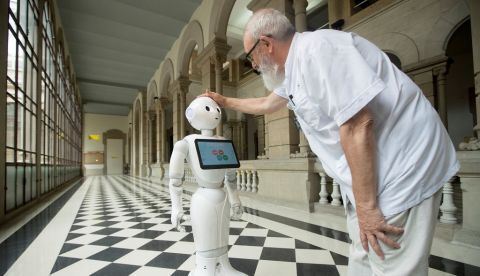 El doctor Joan Escarrabell, director de contenidos del Clínic Summer School, durante la presentación hoy en el Hospital Clínic de Barcelona del robot 'Pepper', que puede hablar con los pacientes en 21 idiomas, detectar si están tristes o contentos por los gestos de su cara, proporcionarles música, vídeos y audios para entretenerles y acompañarles si tienen algún impedimento. 