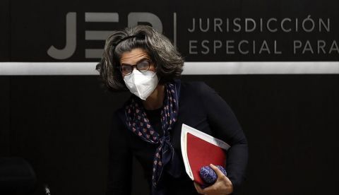 La magistrada Julieta Lemaitre, de la Sala de Reconocimiento, participa en la rueda de prensa sobre "el auto de hechos y conductas" en Bogotá (Colombia).