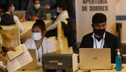 Funcionarios del Tribunal Supremo Electoral (TSE), esperan este domingo, en el centro de computo la llegada de las actas de votación de las elecciones subnacionales, para elegir a 4.962 nuevas autoridades entre titulares y suplentes, de las cuales 583 son autoridades departamentales, 27 regionales y 4.352 municipales.