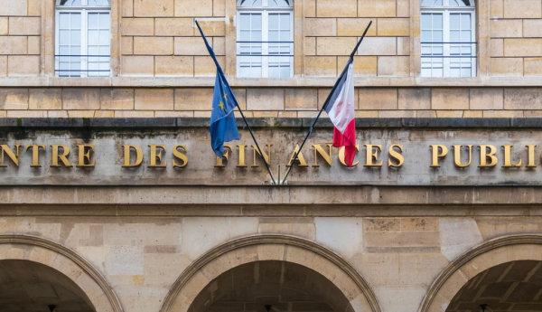 Entre 1995 et 2025, le poids du salaire des agents publics par rapport au PIB a baissé de 3 points, tandis que les dépenses de transferts ont pris davantage d’importance. StudioPhotoLoren/Shutterstock