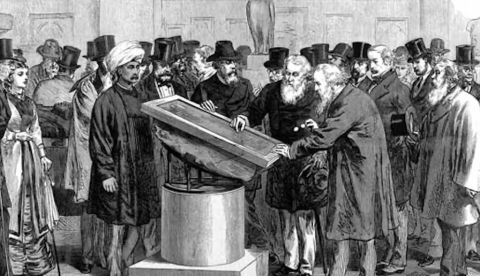 Varios expertos examinan la piedra de Rosseta durante el Congreso de Orientalistas celebrado en Londres en 1874. La ilustración fue publicada en el semanario Illustrated London News. Wikimedia Commons