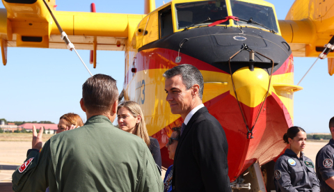 El presidente del Gobierno, Pedro Sánchez, junto a la vicepresidenta tercera y ministra para la Transición y el Reto Demográfico, Sara Aagesen, durante el recorrido por la exhibición de los medios de la campaña contra incendios. | Pool Moncloa/Fernando Calvo. Base Área de Torrejón de Ardoz - 21.5.2026