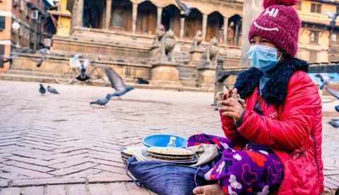 Un vendedor callejero en Katmandú, Nepal, en diciembre de 2020. Shutterstock / gorkhe1980