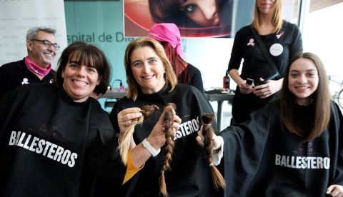 Algunas de las setenta mujeres que han donado su cabello para secundar una iniciativa solidaria, muestran su pelo recien cortado en respuesta a una iniciativa solidaria de Quironsalud, que tiene como objetivo visibilizar la lucha contra el cáncer en Aragón utilizándolo en la fabricación de pelucas para pacientes oncológicas. EFE
