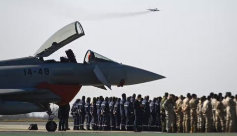 Un MiG-29 de la Fuerza Aérea Búlgara aterriza frente a un Eurofighter EF-2000 Typhoon II español en la base aérea de Graf Ignatievo, cerca de Plovdiv, el 21 de febrero de 2022. España ha desplegado cuatro aviones de combate en Bulgaria, miembro de la OTAN. Los aliados de la OTAN han puesto sus fuerzas en alerta y han enviado barcos y aviones de combate para reforzar las defensas del este de Europa, mientras se disparan las tensiones por la concentración militar de Rusia en torno a Ucrania. Nikolay Doychinov/AFP