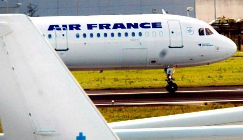 En la imagen, dos aviones de Air France y KLM en el aeropuerto de Schipol en Ámsterdam (Holanda). EFE/ Toussaint Kluiters