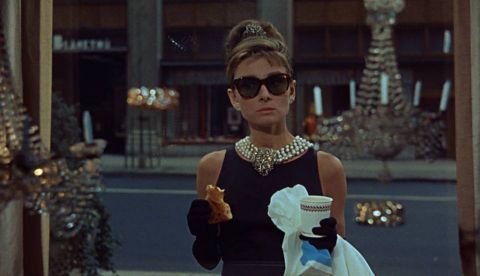 Audrey Hepburn en un fotograma de Desayunos con diamantes, inspirada en Tiffany.