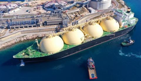 Muchos países de la UE han invertido en plantas de regasificación de gas natural licuado que llega por mar. Aerial-motion / Shutterstock