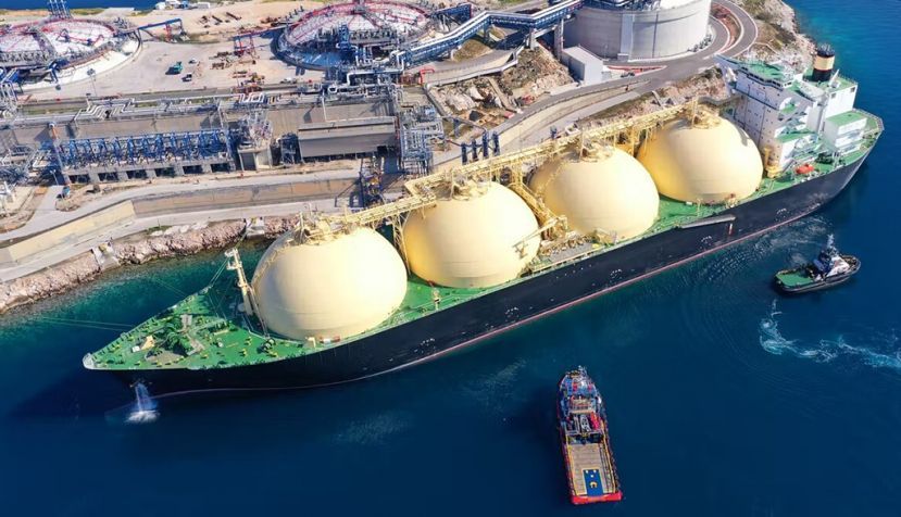 Muchos países de la UE han invertido en plantas de regasificación de gas natural licuado que llega por mar. Aerial-motion / Shutterstock