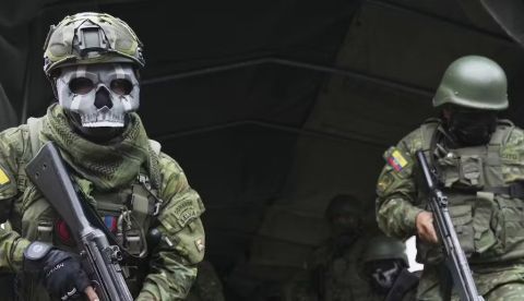 Soldados das Forças Especiais em ação: o Equador está refém do crime organizado, em meio a uma cultura de violência enraizada nas bases de uma sociedade de economia frágil e sistemas político e jurídico comprometidos pela corrupção. AP Photo/Dolores Ochoa