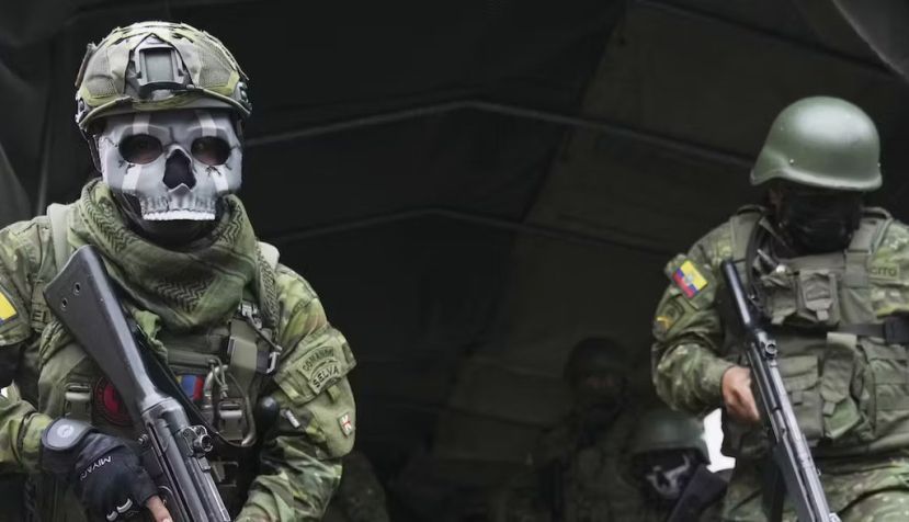 Soldados das Forças Especiais em ação: o Equador está refém do crime organizado, em meio a uma cultura de violência enraizada nas bases de uma sociedade de economia frágil e sistemas político e jurídico comprometidos pela corrupção. AP Photo/Dolores Ochoa