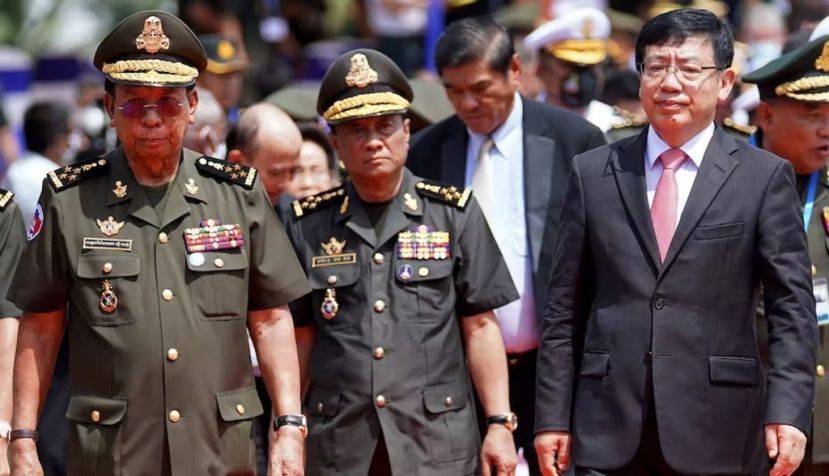 Le ministre cambodgien de la Défense Tea Banh (à gauche) et l’ambassadeur de Chine au Cambodge Wang Wentian (à droite) participent à une cérémonie de pose de la première pierre de la base navale de Ream, dans la province de Preah Sihanouk, le 8 juin 2022. Pann Bony/AFP