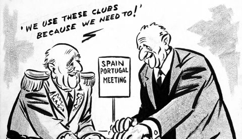 Caricatura de De Alba publicada por The Washington Daily News en la que los ancianos dictadores de España y de Portugal, Franco y Salazar, se reúnen para dialogar: «¡Usamos estos garrotes porque los necesitamos!».