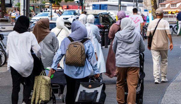 Cómo el partido de extrema derecha alemán AfD está cortejando a los votantes a los que promete deportar.