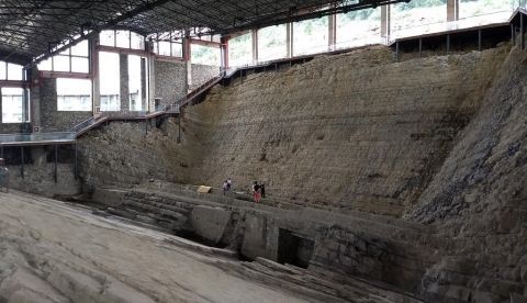 Sitio de excavación donde se descubrieron el ictiosaurio y el talattosaurio, y que ahora forma parte del Museo del Geoparque Xingyi en China. EFE/Foto cedida por Ryosuke Motani