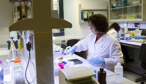 El Clínic busca recursos para ampliar a 30 personas un ensayo contra la leucemia