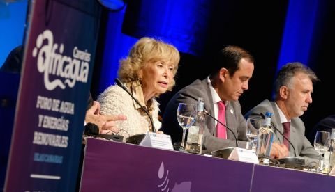 El presidente de Canarias, Ángel Víctor Torres (d); la presidenta del Consejo de Estado, María Teresa Fernández de la Vega, y el presidente del Cabildo de Fuerteventura, Blas Acosta (c), asistieron este miércoles a la apertura del Foro Internacional del Agua y Energías Renovables, Africagua, que tiene lugar en Fuerteventura. EFE/ Carlos De Saá