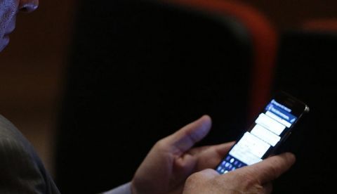 Fotografía de archivo que muestra a un usuario de WhatsApp. EFE/Marcelo Sayão