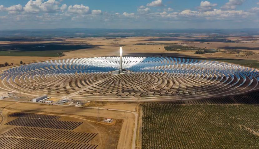 Planta de energía termosolar en Sevilla, España. Stu.dio / Shutterstock