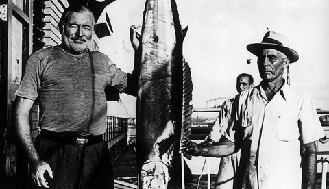 Ernest Hemingway y Gregorio Fuentes, el cubano que inspiró al escritor para su novela «El viejo y el mar».