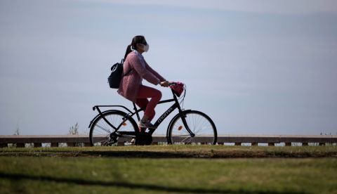Una mujer con mascarilla circula en bicicleta. EFE/Cabalar