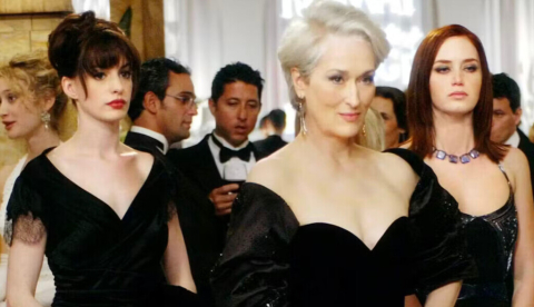 En El diablo viste de Prada , la moda se presenta como un instrumento de poder y transformación. - Allociné