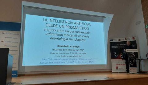 Roberto R. Aramayo dictando su conferencia de clausura de las jornadas que tuvieron lugar en el Hospital Puerta de Hierro Majadahonda (foto de Concha Roldán)