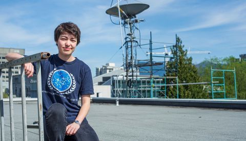 Fotografía cedida este viernes, por la Universidad de Columbia Británica en Canadá que muestra a la estudiante de astronomía Michelle Kunimoto la cual ha descubierto 17 planetas, uno similar a la Tierra (en verde). EFE/UBC