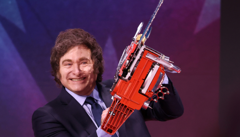 Milei con una motosierra en sus manos en febrero de 2025. La motosierra ha sido utilizada por Milei como símbolo del achicamiento del Estado argentino bajo su mandato. (Wikipedia: https://es.wikipedia.org/wiki/Javier_Milei#/media/Archivo:Javier_Milei_(54349592781).jpg)