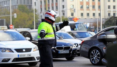 Un policía municipal controla el tráfico en la plaza de Colón. EFE/Victoria Suárez/Archivo