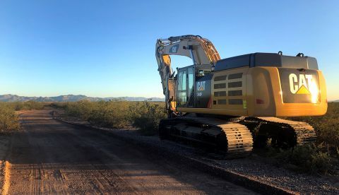 Fotografía cedida por Laiken Jordahl del Centro para la Diversidad Biológica donde se muestra una excavadora estacionada en una ruta en el extremo este del Refugio Nacional de Vida Silvestre San Bernardino en el Condado de Cochise, Arizona. La extracción diaria de miles de galones de agua de manantiales de Arizona (EE.UU.) para la construcción del muro fronterizo del presidente Donald Trump a la larga impactará fuertemente en una zona desértica donde viven especies en extinción, según defensores del medioambiente. EFE/Laiken Jordahl / Center for Biological Diversity