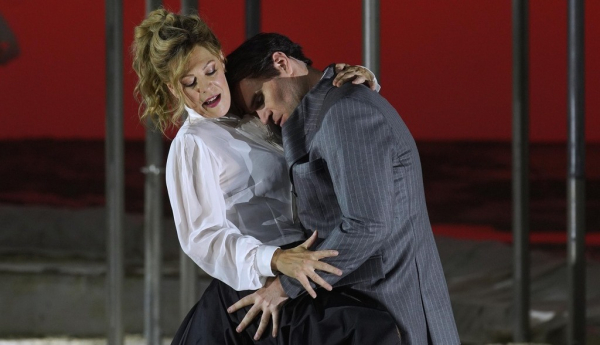 Nicola Luisotti y Puccini brillan en una “Manon” pasteurizada