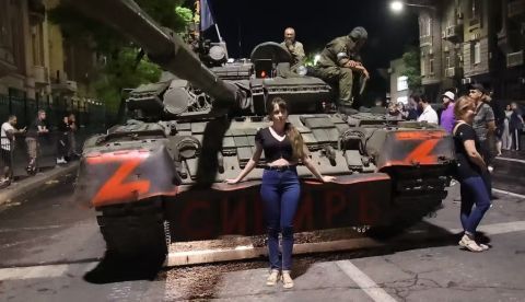 Una mujer posa para una foto delante de un vehículo militar del Grupo Wagner. Feodor Larin/Anadolu Agency via Getty Images