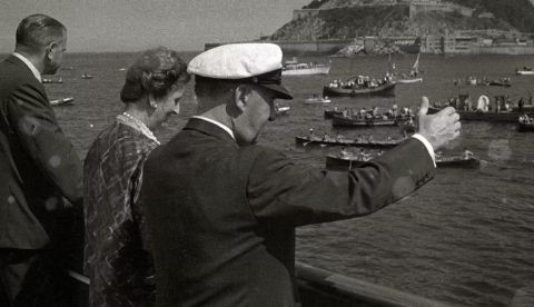  Francisco Franco durante una competición de regatas en la bahía de la Concha en San Sebastián, evento también retransmitido en el NO-DO 1028A. Fondo Marín-Kutxa Fototeka, CC BY-SA