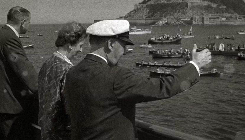  Francisco Franco durante una competición de regatas en la bahía de la Concha en San Sebastián, evento también retransmitido en el NO-DO 1028A. Fondo Marín-Kutxa Fototeka, CC BY-SA