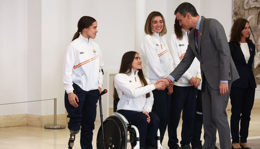 El presidente del Gobierno, Pedro Sánchez, saluda a los integrantes del equipo español participante en los Juegos Paralímpicos de Invierno Milano Cortina 2026. | Pool Moncloa / Fernando Calvo. La Moncloa.