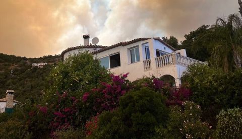 Incendio forestal próximo al municipio de Calonge (Cataluña, España). Davv67/Shutterstock