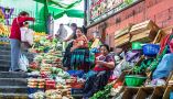  Vendedoras de frutas y verduras en una escalera dentro de un mercado. Vendedoras de frutas y verduras en el mercado central de Ciudad de Guatemala. Giongi/Shutterstock