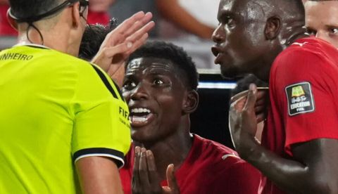 El suizo Breel Embolo protesta ante el árbitro tras recibir una tarjeta roja tras la revisión del VAR. Anadolu/Getty Images