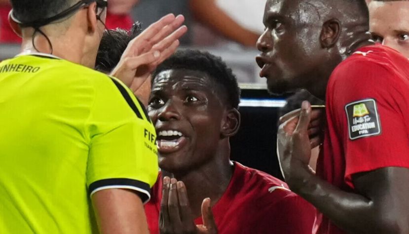 El suizo Breel Embolo protesta ante el árbitro tras recibir una tarjeta roja tras la revisión del VAR. Anadolu/Getty Images