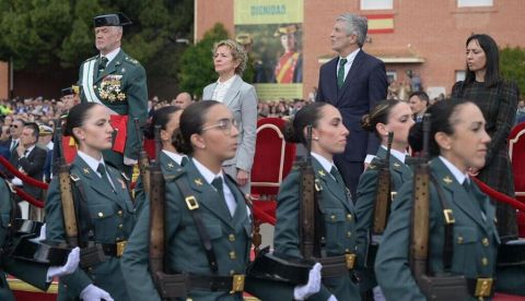 El ministro del Interior, Fernando Grande-Marlaska, ha presidido la jura de bandera de los integrantes de la 131ª promoción de la Academia de Cabos y Guardias de Baeza, en Jaén. / © lamoncloa.gob.es. Ministerio de la Presidencia.