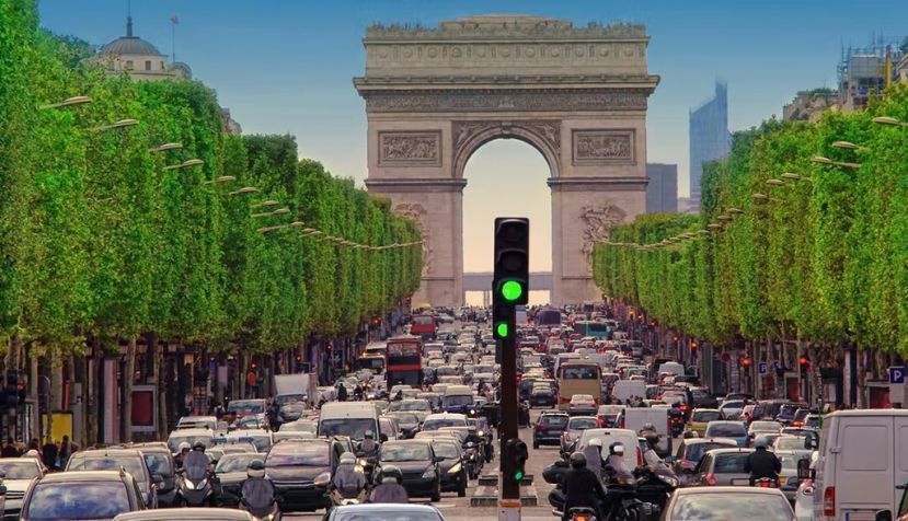 El tramo de los Campos Elíseos que rodea el Arco del Triunfo en París será peatonal en 2030. Ioan Panaite / Shutterstock