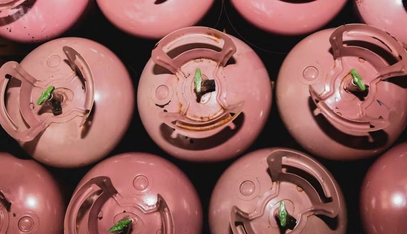 Cilindros que contienen gases refrigerantes empleados en neveras y aires acondicionados, entre otras aplicaciones. Chalermphon_tiam / Shutterstock