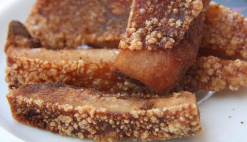 El torrezno es un una tira gruesa de panceta de cerdo que se fríe en aceite a altas temperaturas. Tamorlan / Wikimedia Commons